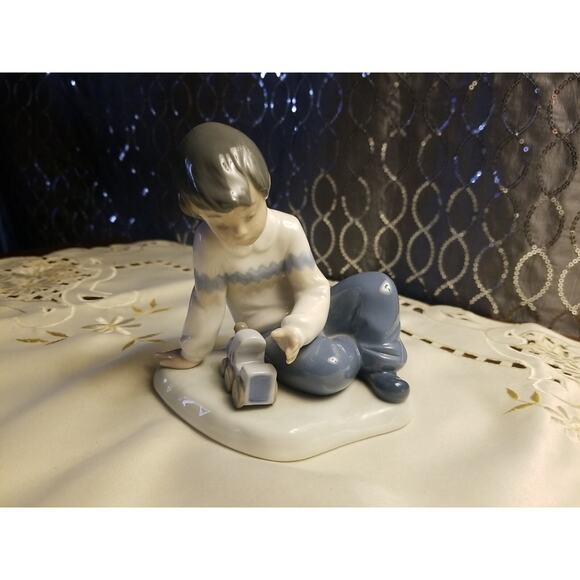 Nao Hand made in Spain by Lladro Figurine"Boy & Train" Daisa 1987 Porcelain - Picture 1 of 16